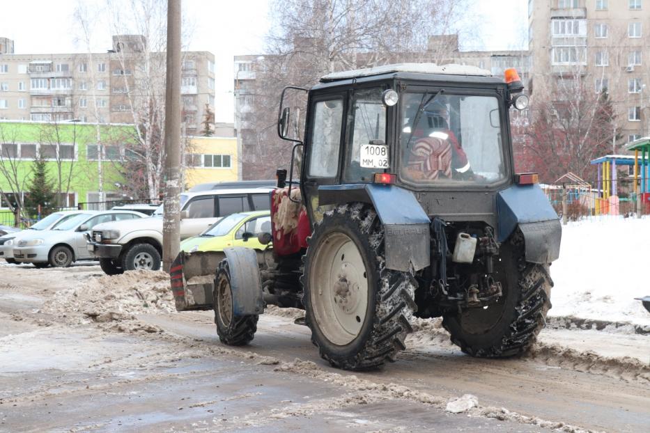 В Кировском районе Уфы продолжается очистка дворовых территорий