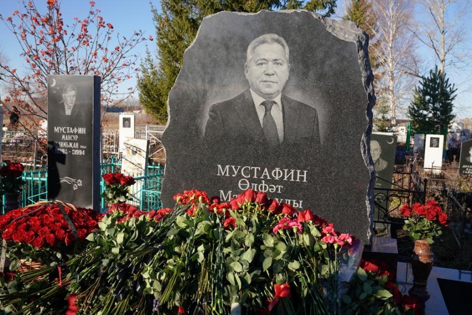 В Чекмагушевском районе установили памятник на могиле Ульфата Мустафина