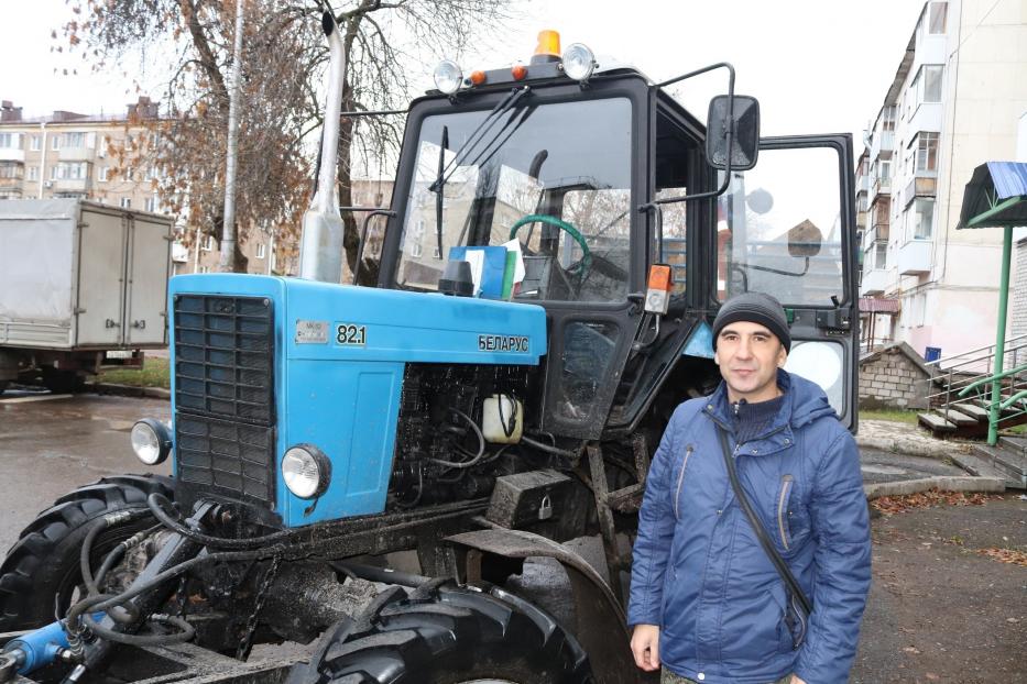 «К работе готов и днем и ночью»: тракторист-механик из демского ЖЭУ рассказал о работе и призвании