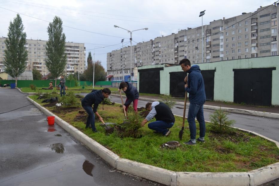 Демские школьники озеленяют свой район