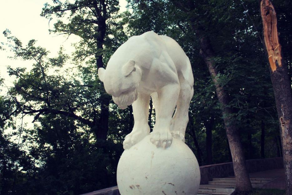 Вандалы осквернили скульптуру в саду имени Салавата Юлаева 
