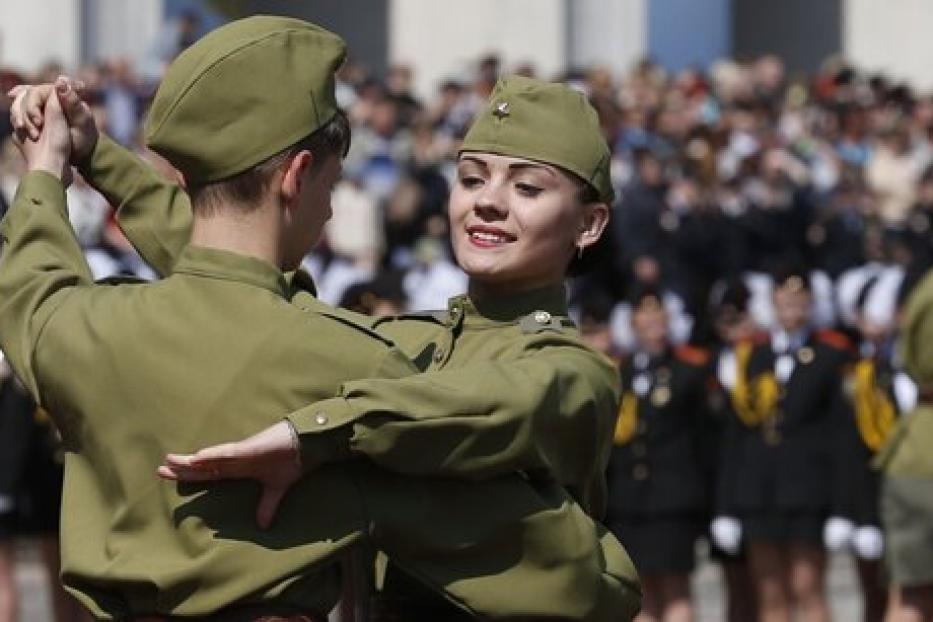 Ко Дню Великой победы в подростковом клубе обучат вальсу