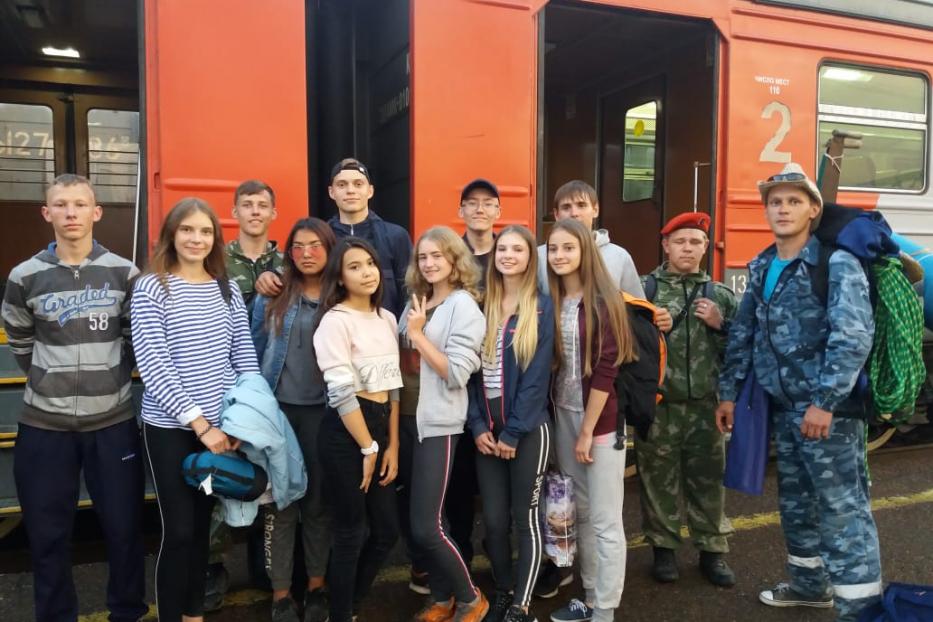 Группа туристов в составе воспитанников подросткового клуба вернулась домой из турпохода