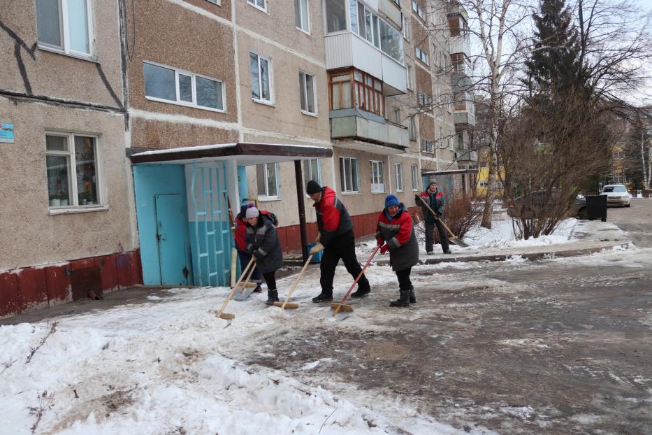 В Кировском районе Уфы ведется очистка дворовых территорий и крыш домов