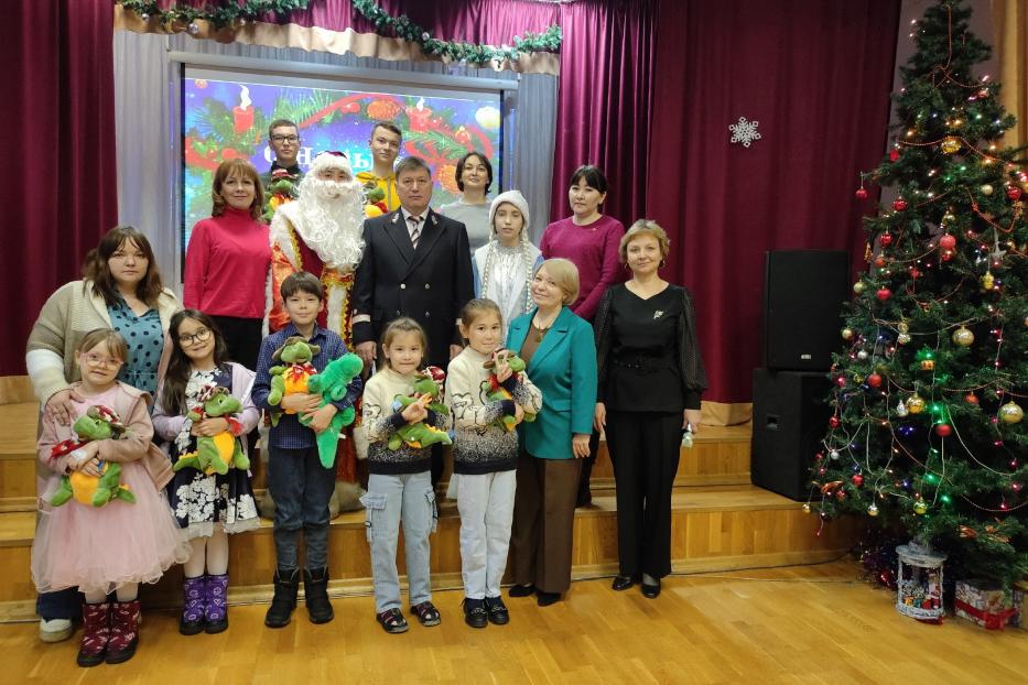 В Деме детям погибших участников СВО вручили новогодние подарки