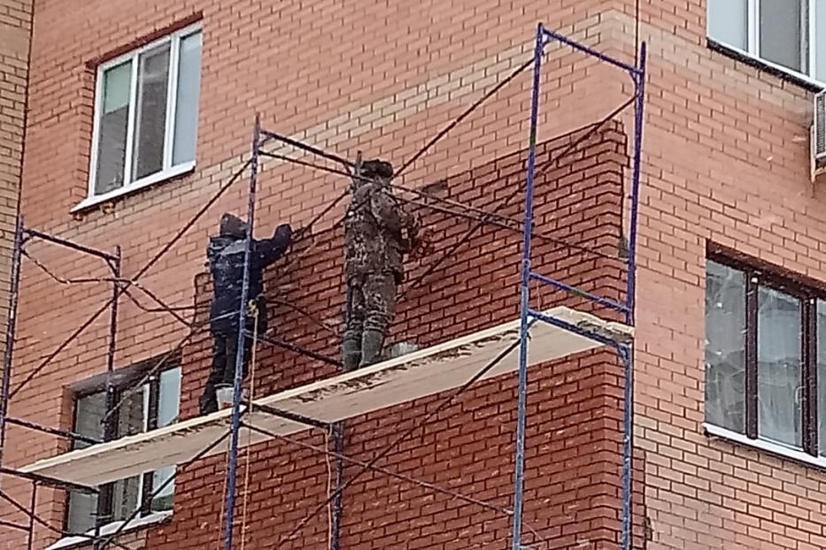 На улице Дагестанской восстановили облицовку фасада жилого дома 