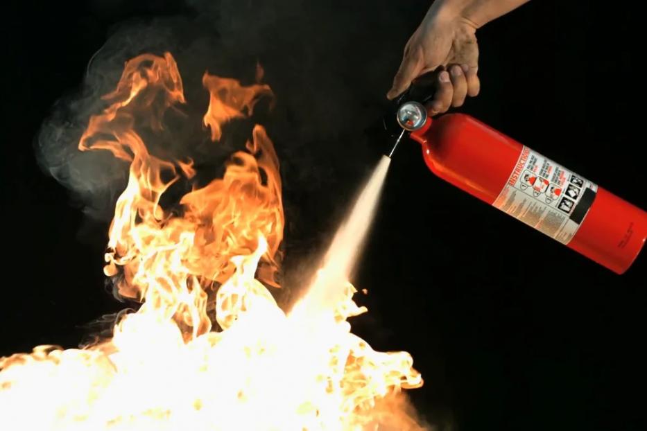 Полезное устройство в борьбе с огнём – огнетушитель