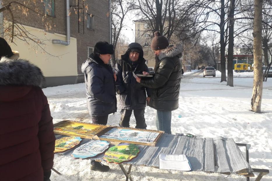 В Калининском районе продолжается борьба с несанкционированной торговлей 