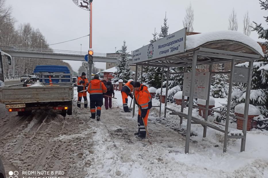 В Демском районе продолжаются работы по уборке снега 