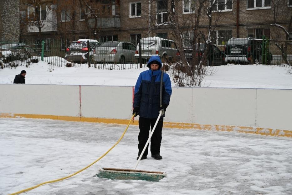 Хоккейные коробки Советского района готовят к зимнему сезону