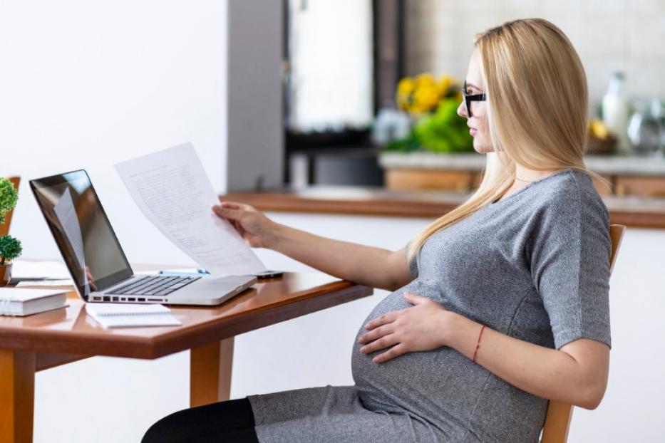 Как получить пособие женщинам, вставшим на учет в ранние сроки беременности?