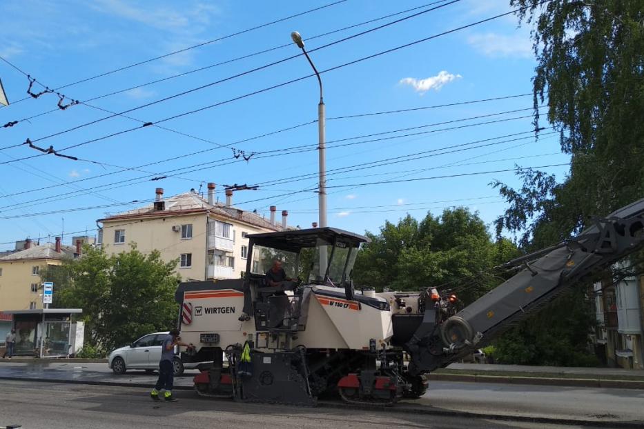 На улице Орджоникидзе идет ремонт дорожного полотна