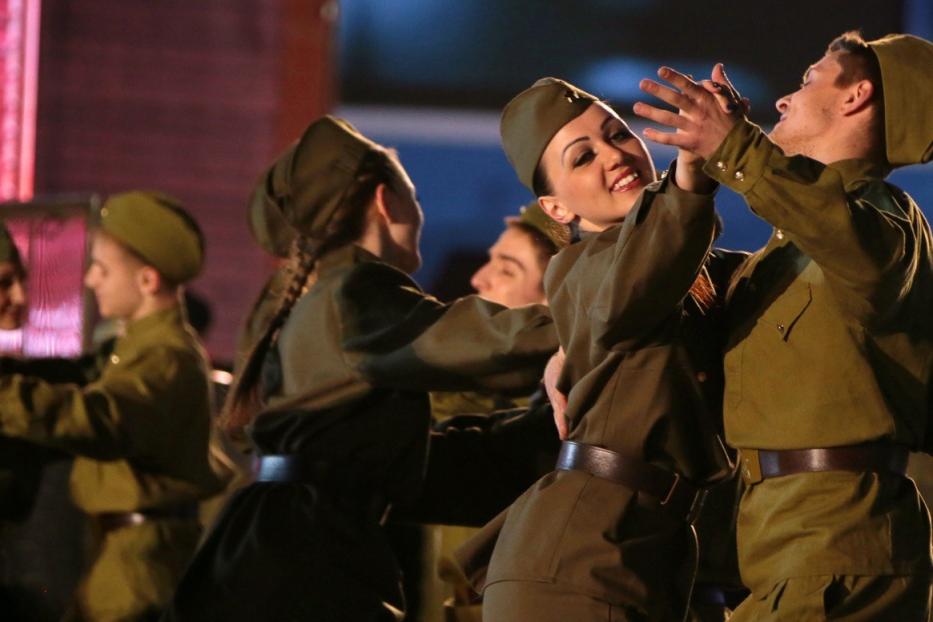 В Калининском районе научат танцевать вальс ко Дню Победы 