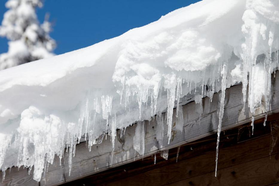Сход скопившейся на крыше снежной массы очень опасен!