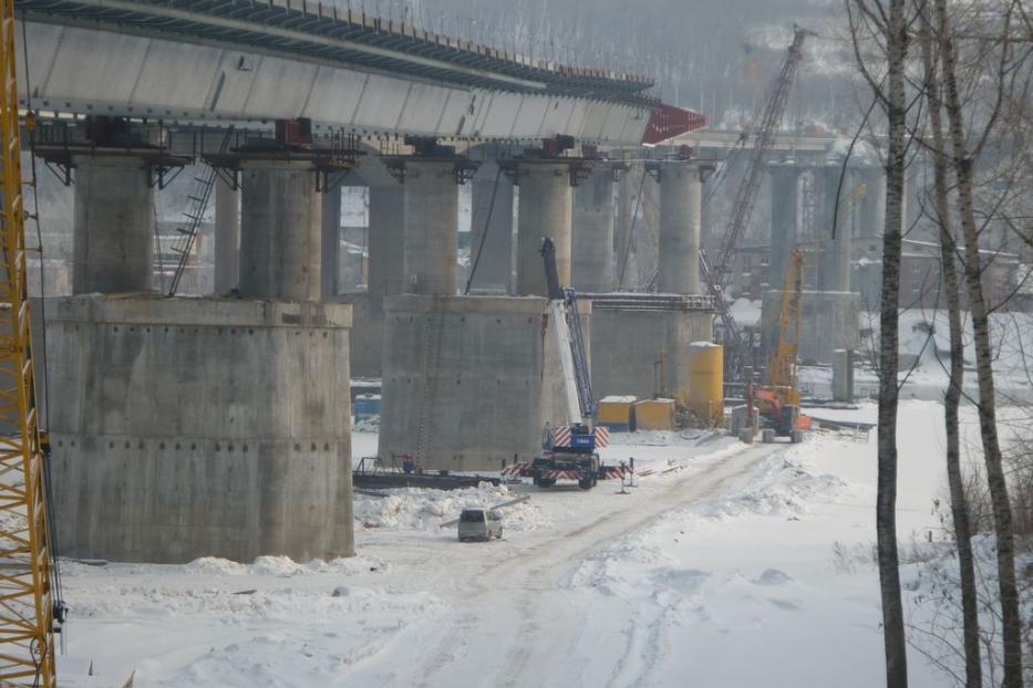 Ведется строительство мостового перехода через реку Белая в створе улицы имени города Галле