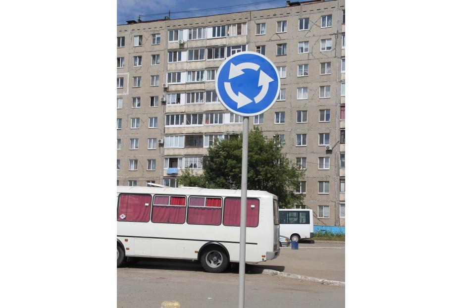 На остановке «Уфимский ДОК» устанавливают дорожные знаки