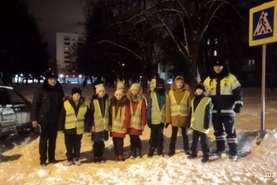 Рейды «Юный пешеход» проходят в Калининском районе