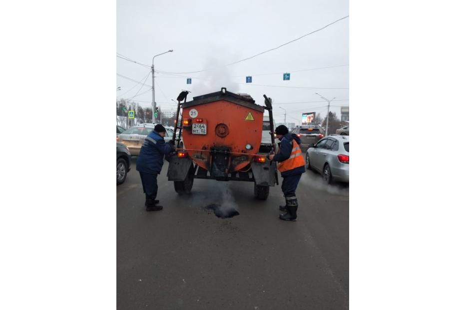 В Кировском районе идет ямочный ремонт литым асфальтом