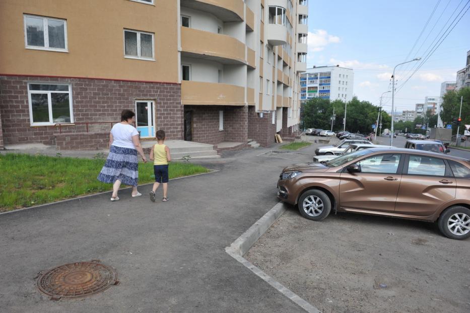Возле дома №16 по улице Российская оборудовали пешеходный тротуар