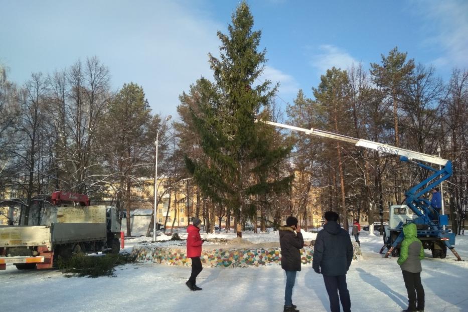 В Демском районе Уфы установили вторую новогоднюю елку