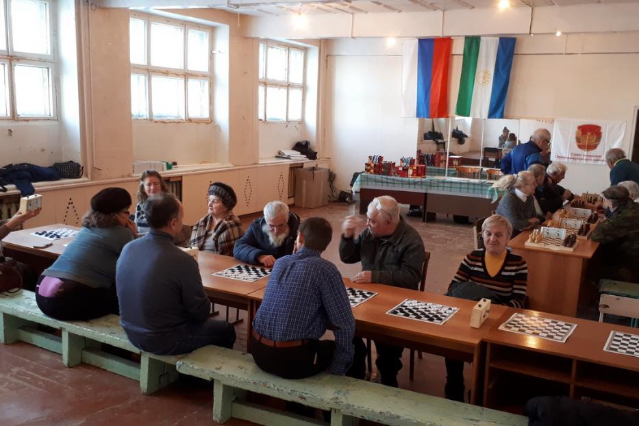 «Центр досуга 55+» приглашает пенсионеров на  занятия по шахматам и шашкам