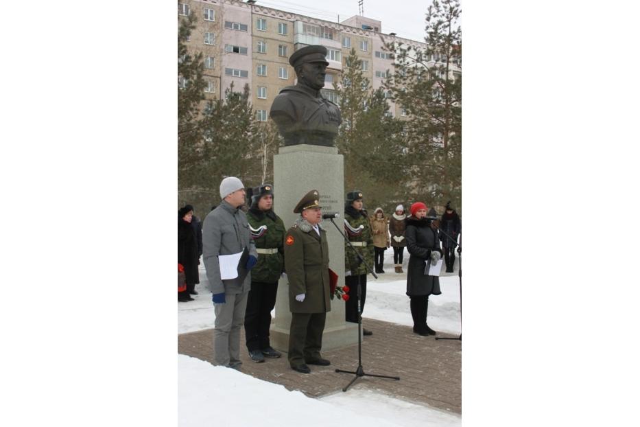 В сквере имени маршала Георгия Жукова состоялся торжественный митинг, посвящённый Дню защитника Отечества