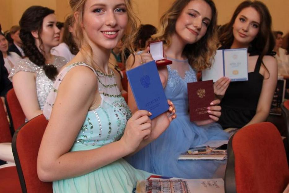 Более  1000 выпускников Октябрьского района получат аттестаты о среднем образовании