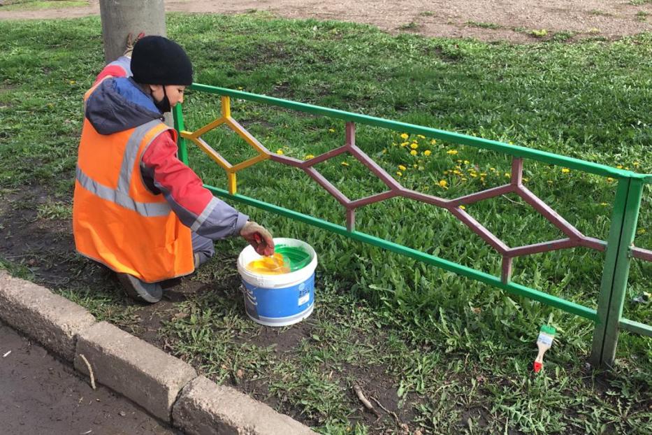 Работники УЖХ Дёмского района продолжают благоустройство дворовых территорий