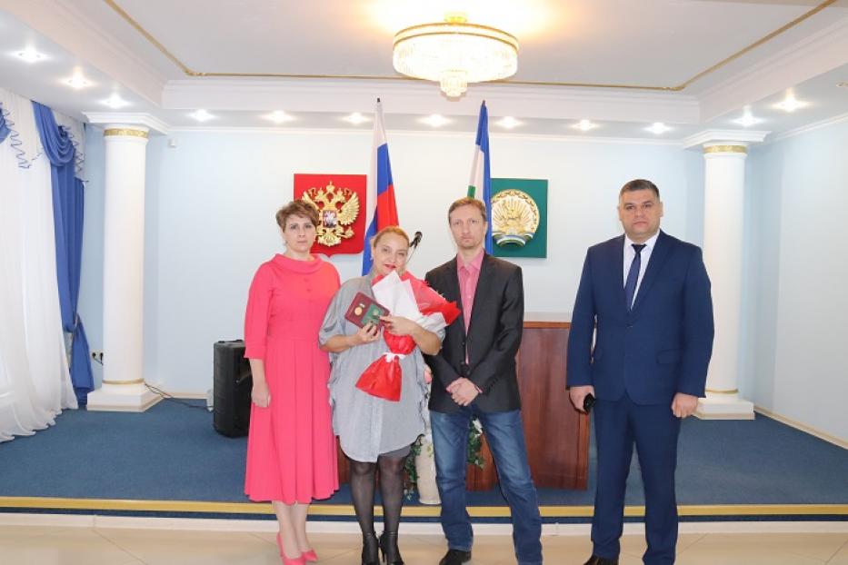 Многодетной матери из Калининского района вручили медаль «Материнская слава»