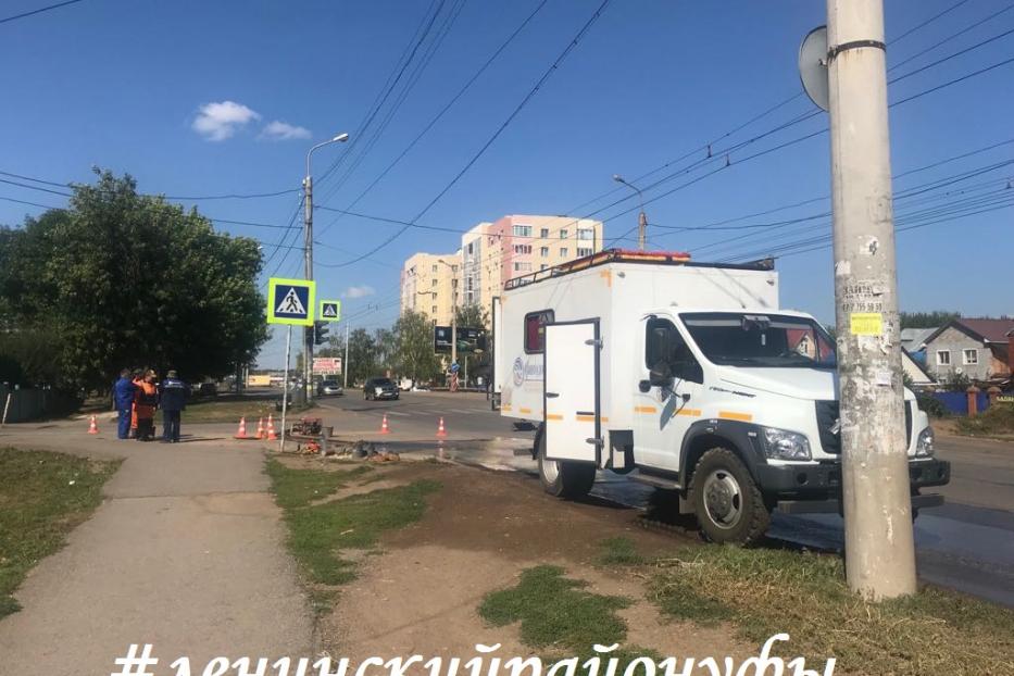 На пересечении улиц Ахметова и Чкалова устраняются последствия утечки воды 