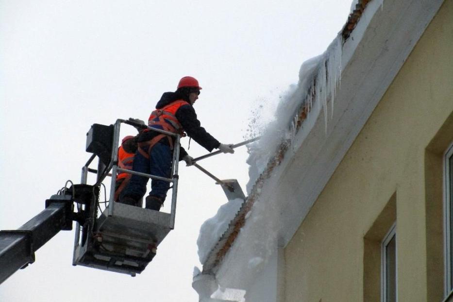На очистке крыш жилых домов от снега ежедневно трудятся до 70 бригад кровельщиков
