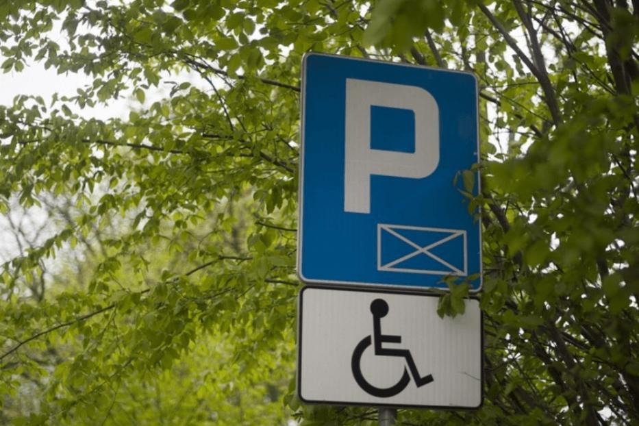 С 1 июля изменился механизм реализации права на бесплатную парковку для инвалидов
