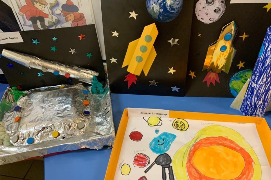 В холлах дошкольных учреждений Калининского района оформлены выставки детских работ, посвященные Дню Космонавтики