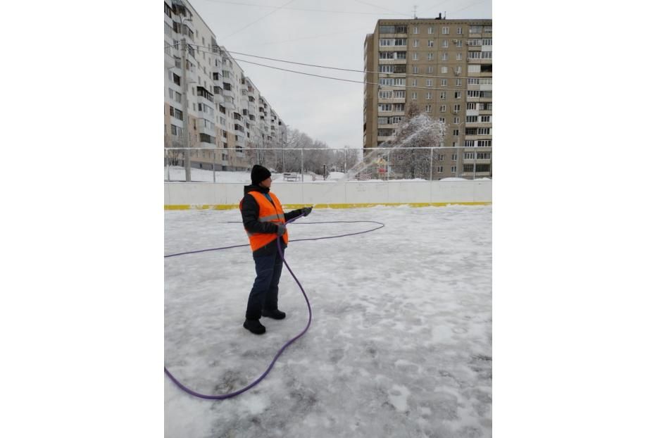 В Орджоникидзевском районе Уфы начались работы по подготовке к заливке хоккейных коробок