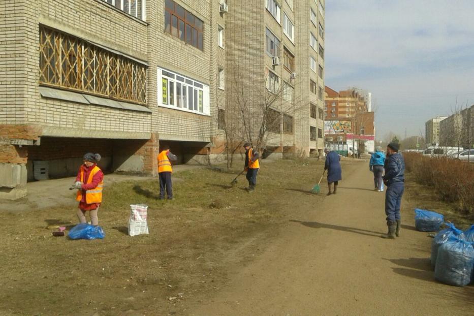 В Калининском районе ведутся работы по очистке территории и благоустройству