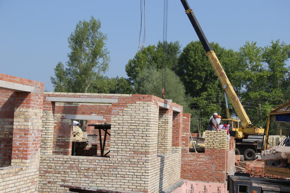 В микрорайоне Максимовка Калининского района идет строительство нового детского сада