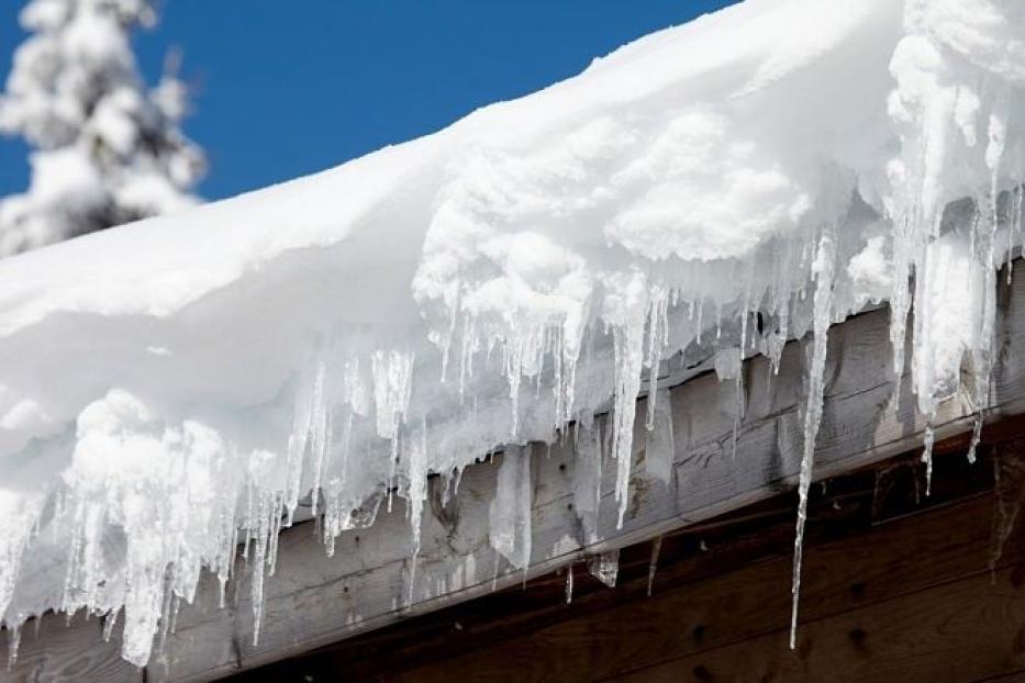 Возможен сход снега с крыши: будьте осторожны!