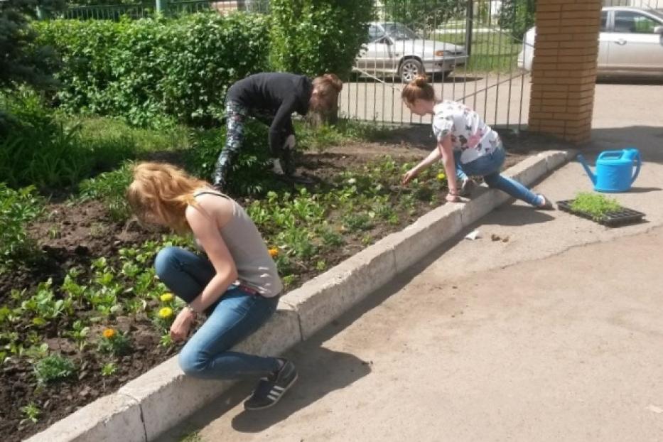 В программе временной занятости несовершеннолетних приняли участие свыше 700 школьников Октябрьского района