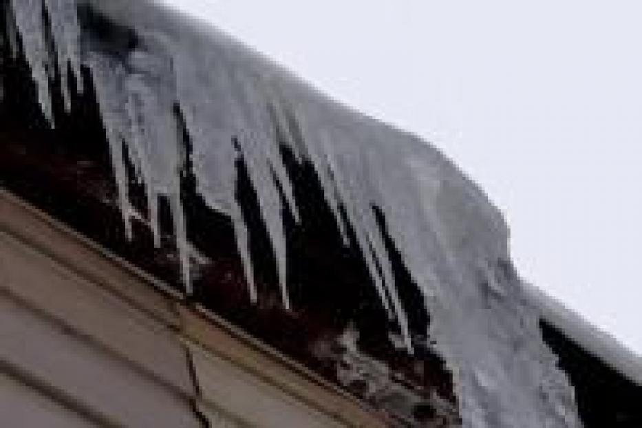 Осторожно – возможен сход снега с крыши!