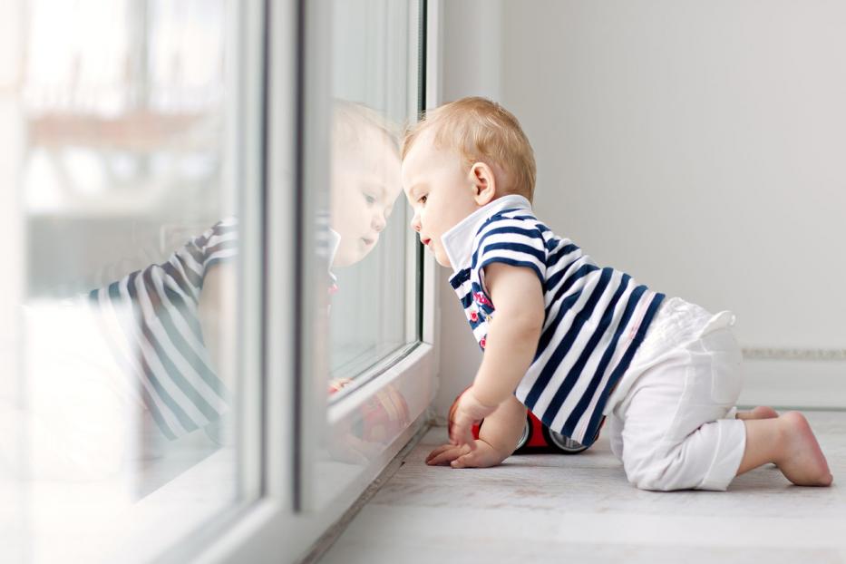 Открытые настежь окна - опасность для детей