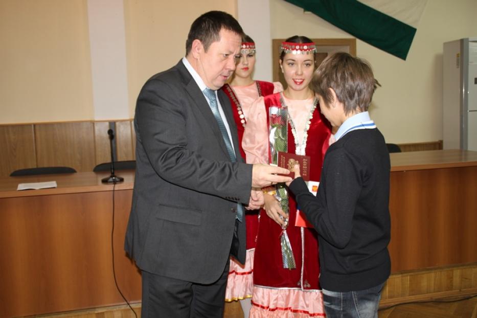 Школьникам Октябрьского района торжественно вручат паспорта