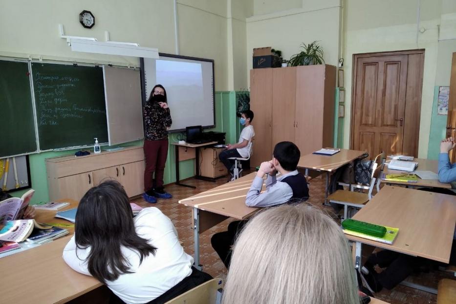 Модельная библиотека № 29 провела для школьников познавательный час «Заповедные места Крыма»