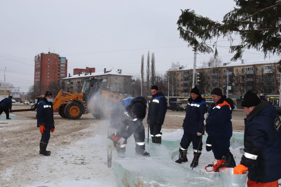 На площади ДК «Моторостроитель» идет строительство ледового городка 