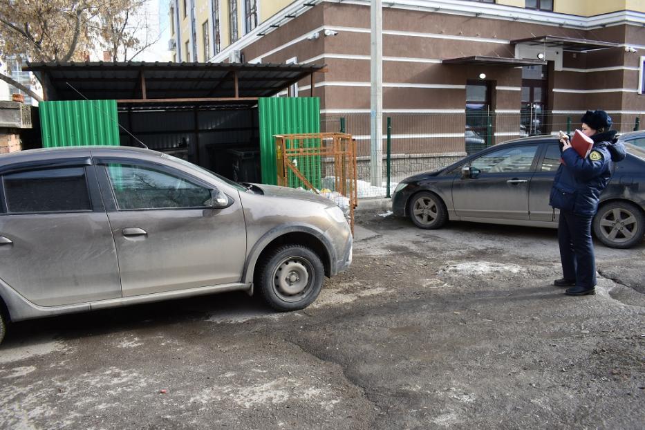 В Уфе проходят рейды по выявлению автомобилей, припаркованных возле контейнерных площадок