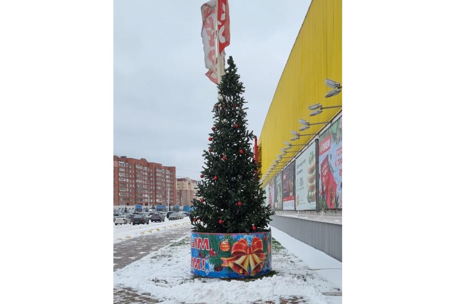 Площадку гипермаркета «Окей» украсил главный символ Нового года