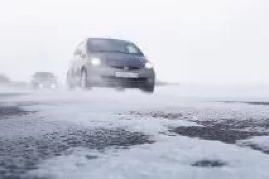 Из-за ухудшения погодных условий ГИБДД советует водителям быть предельно осторожными