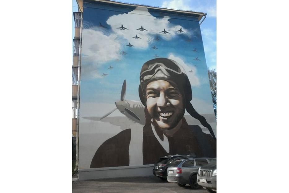 На фасаде дома по улице Худайбердина появился портрет Мусы Гареева