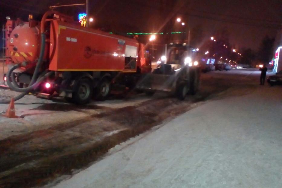 На проспекте Октября  устраняют утечку воды 