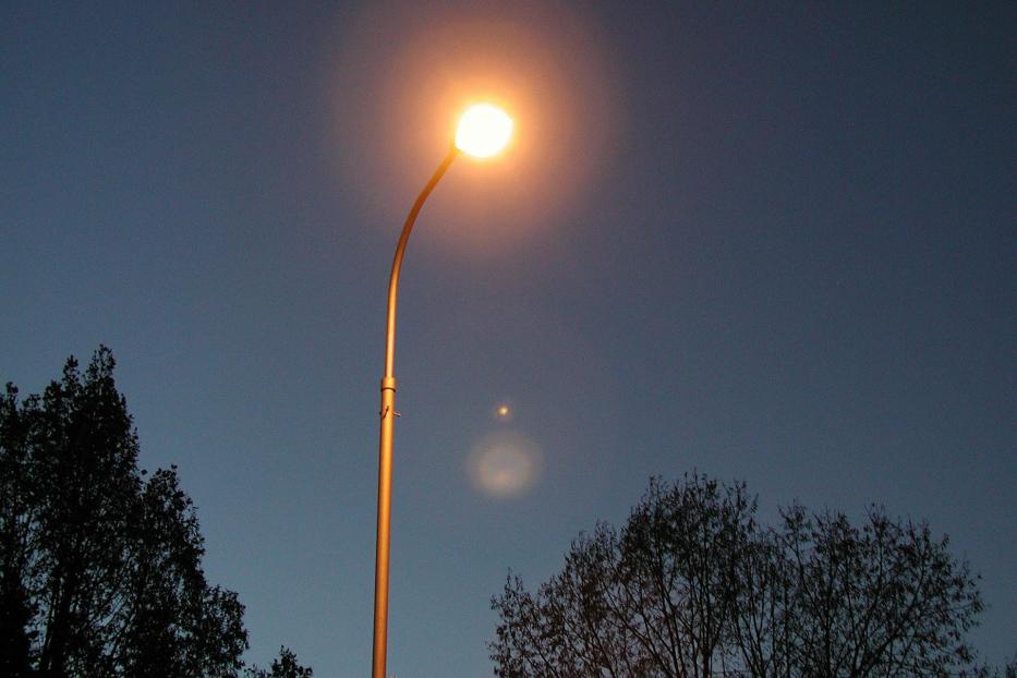 В населенном пункте Калининского района демонтируют незаконно установленные светильники 
