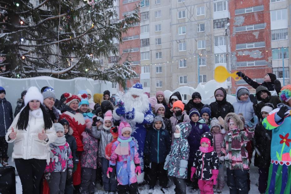 В Калининском районе открыли новогодний городок 